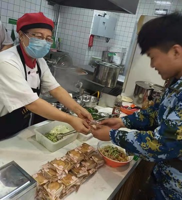 暖心!学院食堂为新生送上中秋月饼